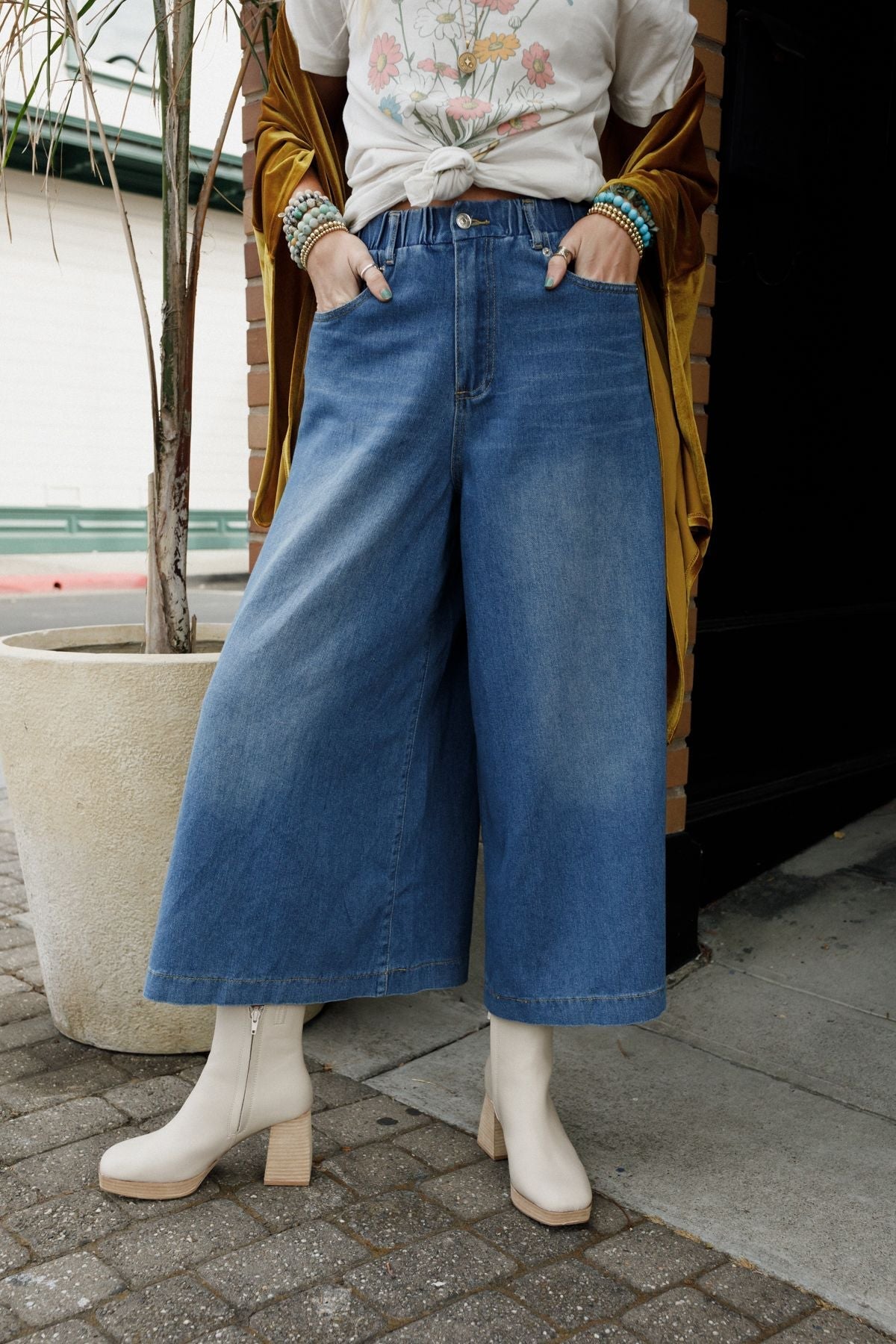 Frontier Flare Jeans - Medium Wash