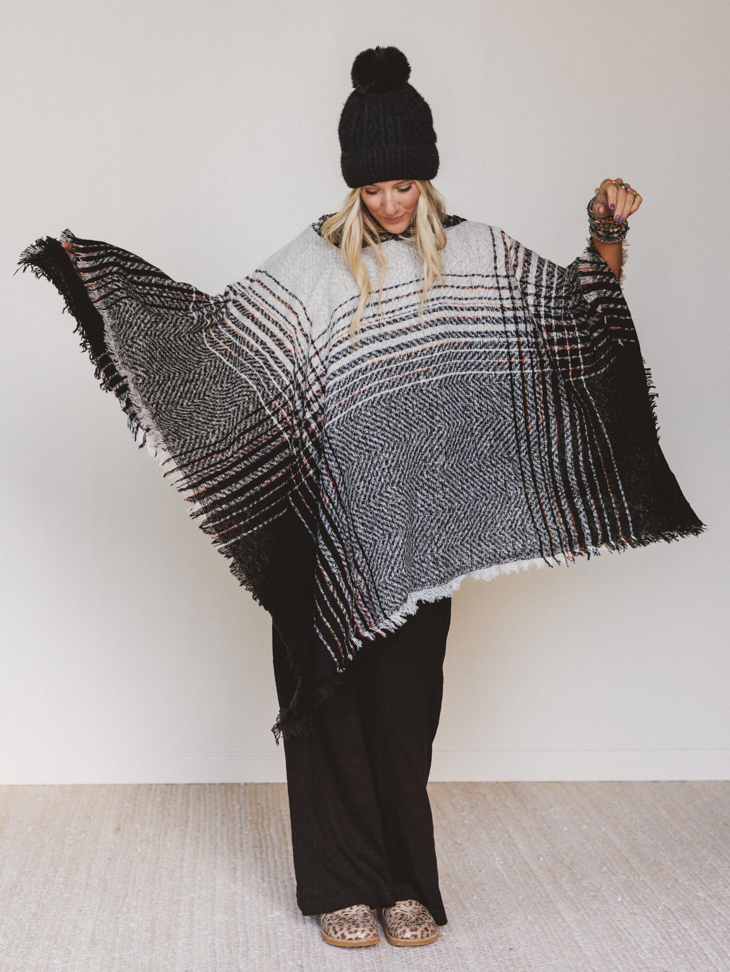 Grand Canyon Hooded Poncho - Black