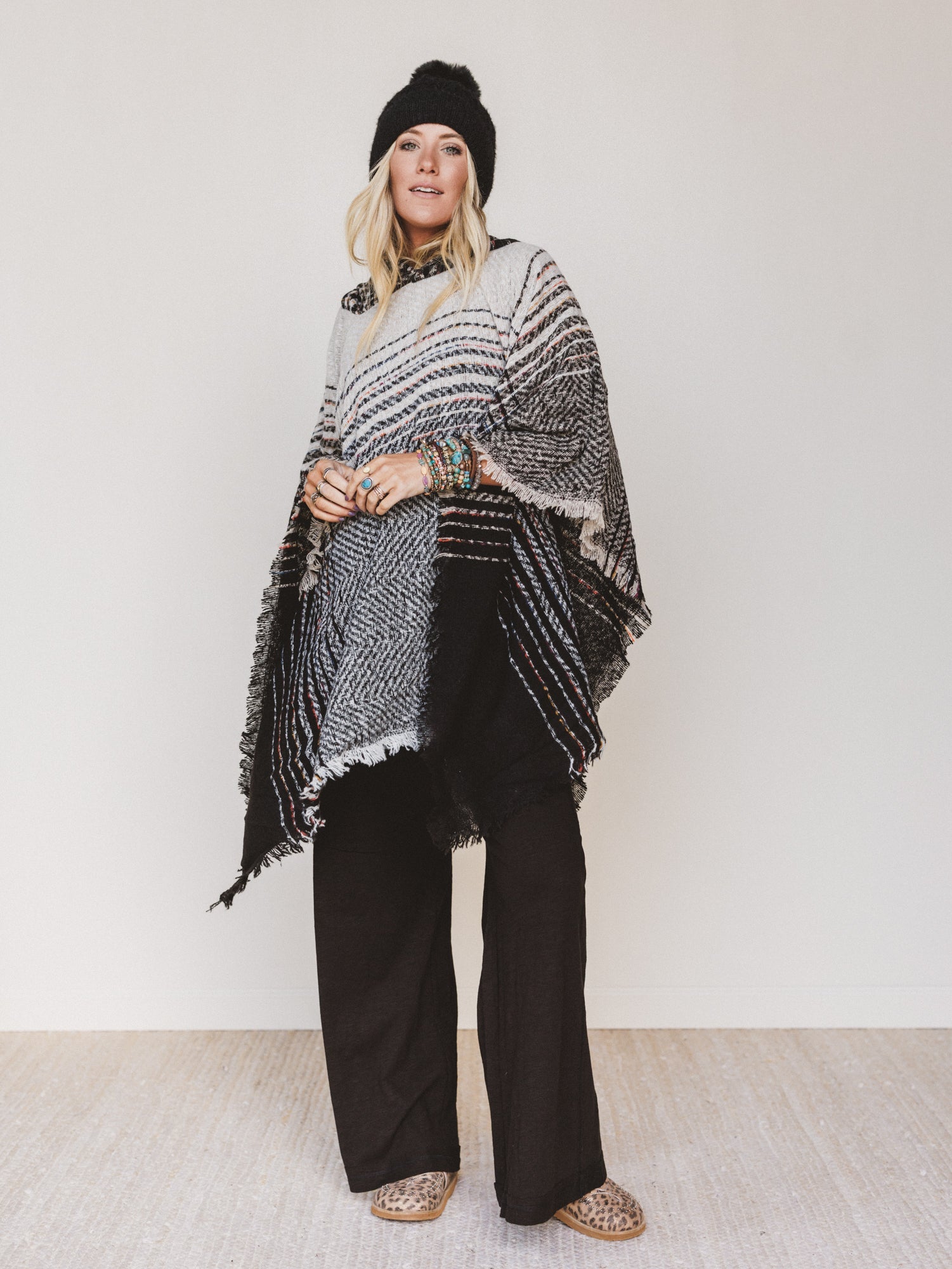 Grand Canyon Hooded Poncho - Black